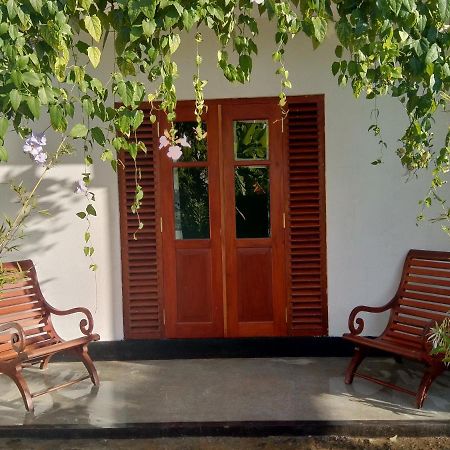 ヒッカドゥワ Mandara Rest Bed & Breakfast エクステリア 写真
