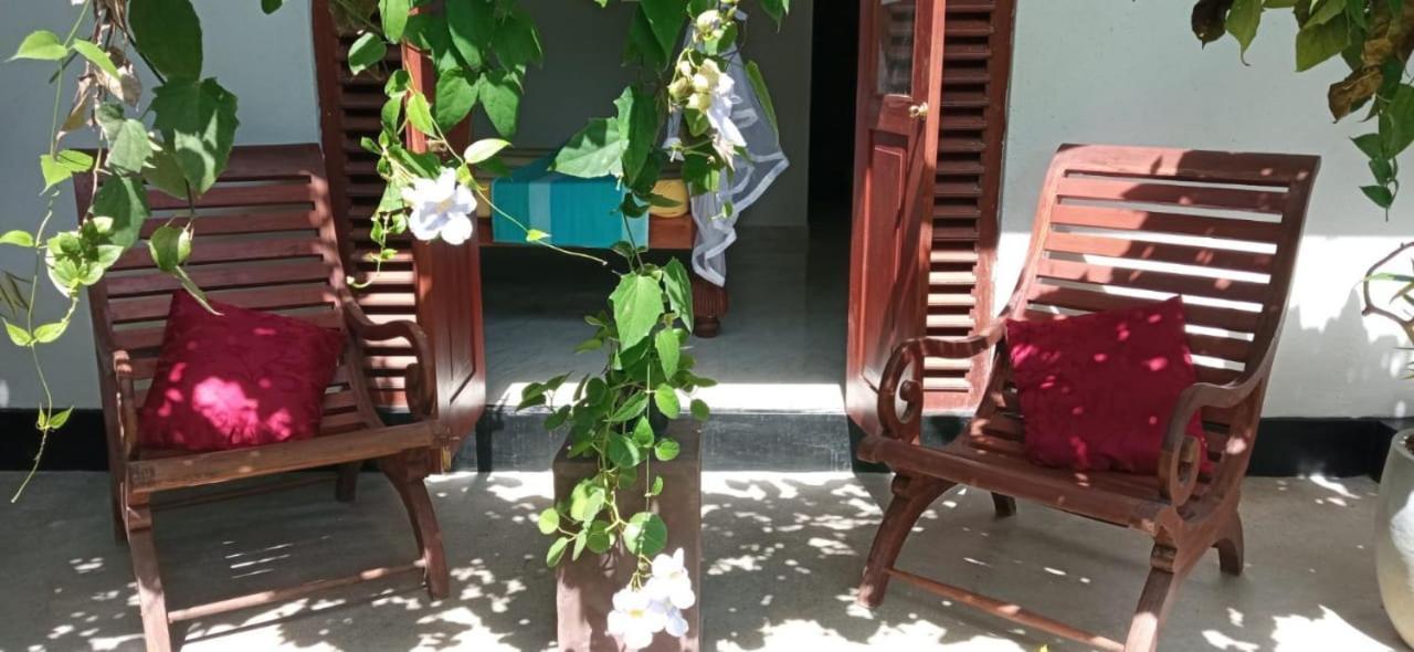 ヒッカドゥワ Mandara Rest Bed & Breakfast エクステリア 写真