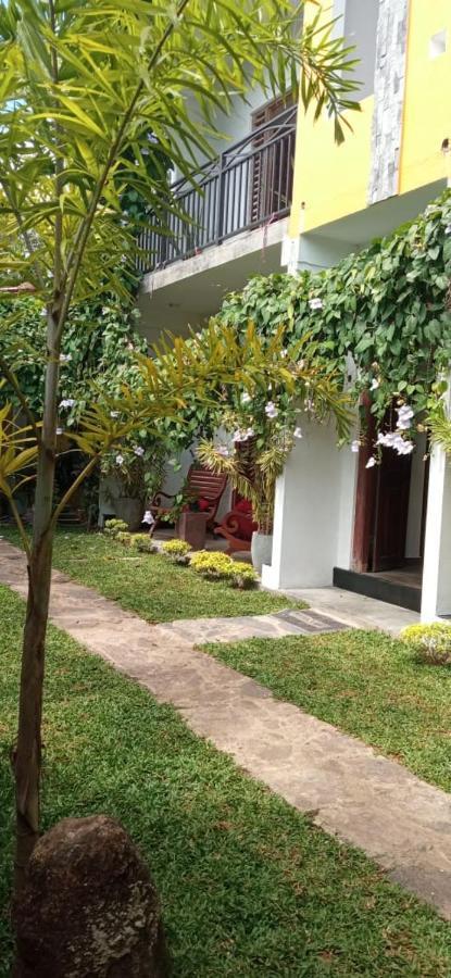 ヒッカドゥワ Mandara Rest Bed & Breakfast エクステリア 写真