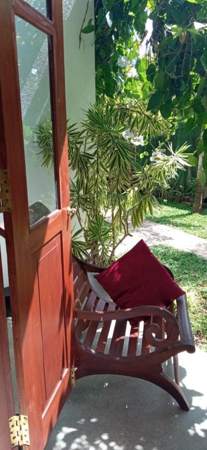 ヒッカドゥワ Mandara Rest Bed & Breakfast エクステリア 写真