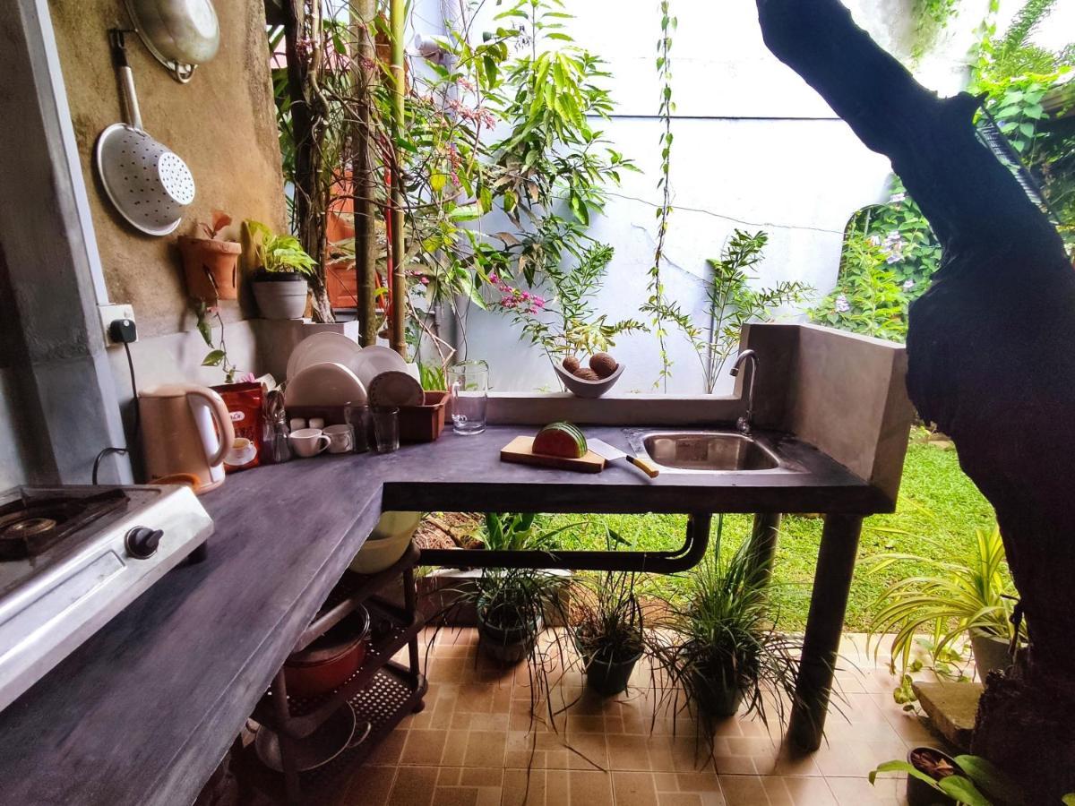 ヒッカドゥワ Mandara Rest Bed & Breakfast エクステリア 写真