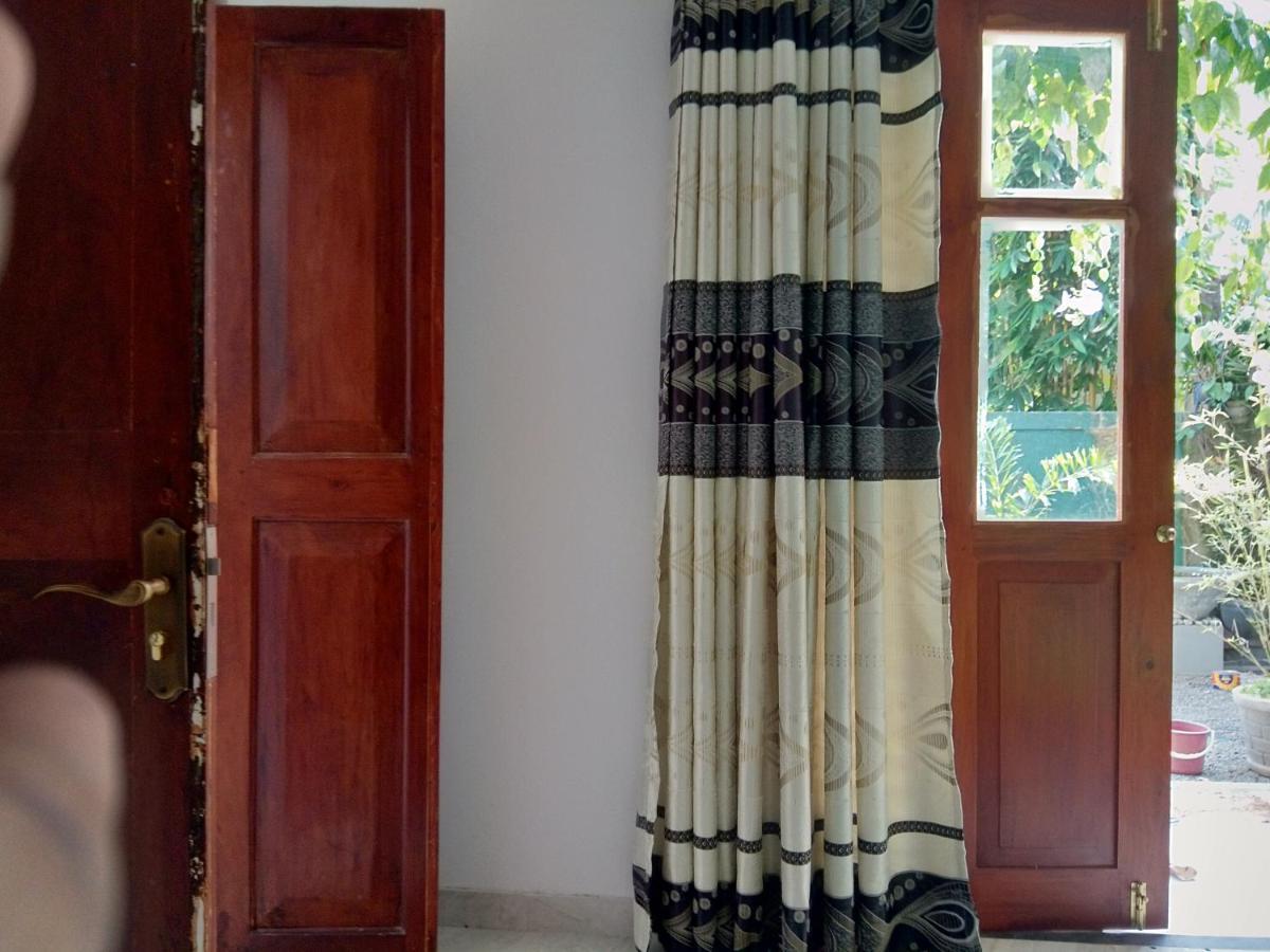 ヒッカドゥワ Mandara Rest Bed & Breakfast エクステリア 写真